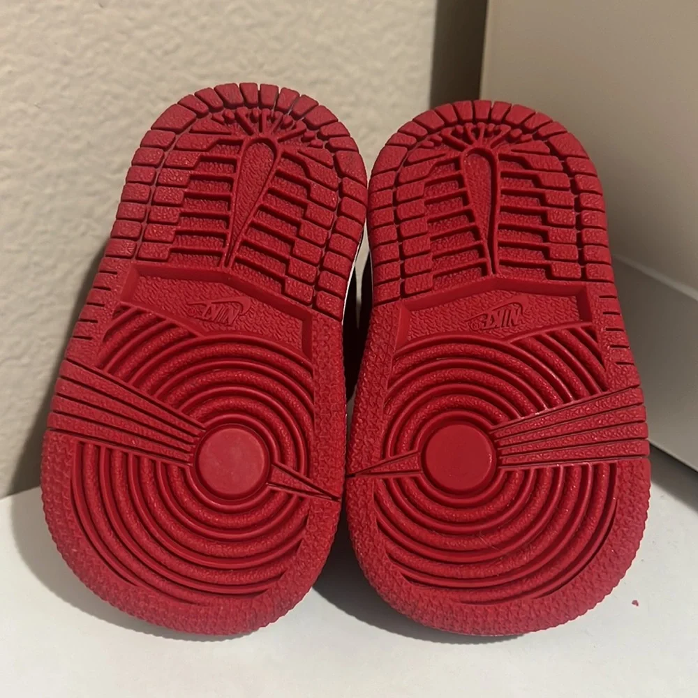 Baby’s Black/Red AirJorsan - Picture 5 of 6